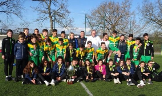 Les filles et garçons de la Section Sportive de Salies du Salat posent avec leurs trophées